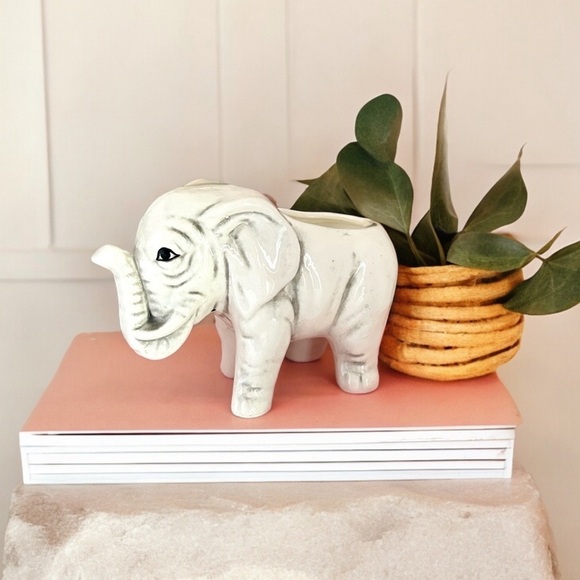 “CALI” Vintage White Ceramic Elephant Volcano Inspired Capri Blue Bougie Candle - Picture 2 of 7